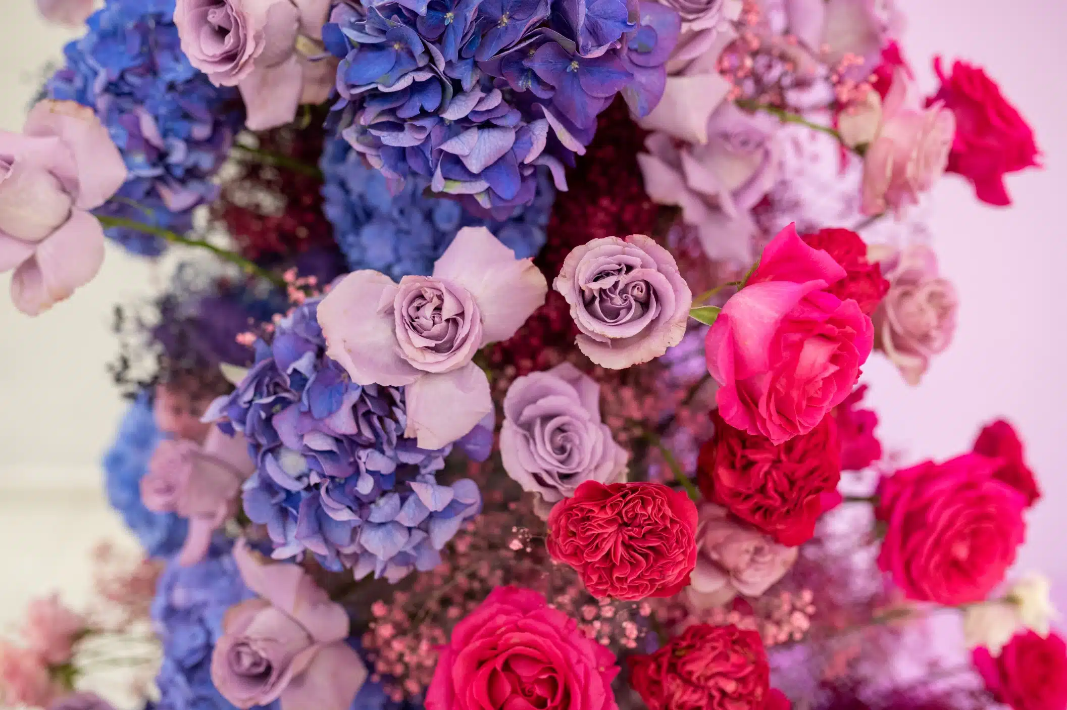 Fiori di nozze con rose, ortensie e fiori rosa, decorazioni floreali per matrimoni, bouquet eleganti, floral design per evento matrimoniale, ChiaraB Events Wedding Planner, wedding flowers.