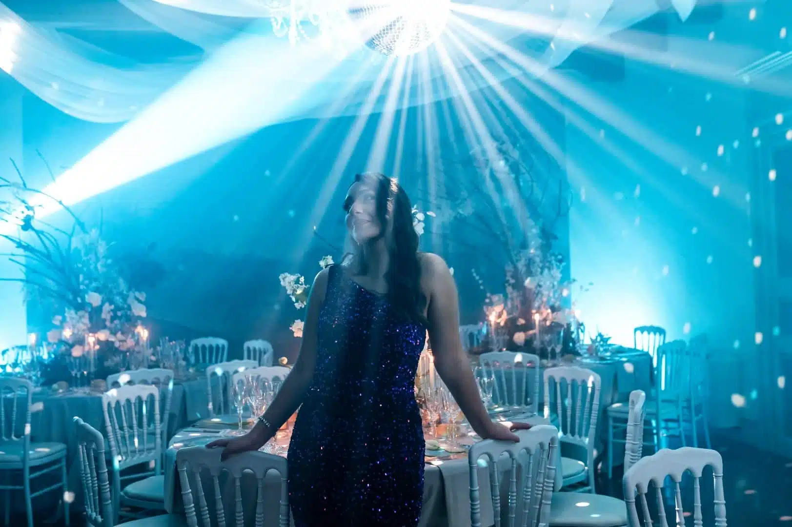 Elegante pianificatrice di matrimoni ChiaraB Events durante una festa di nozze, ambiente con luci soffuse e decorazioni floreali, perfetta per eventi di lusso e matrimoni da sogno.