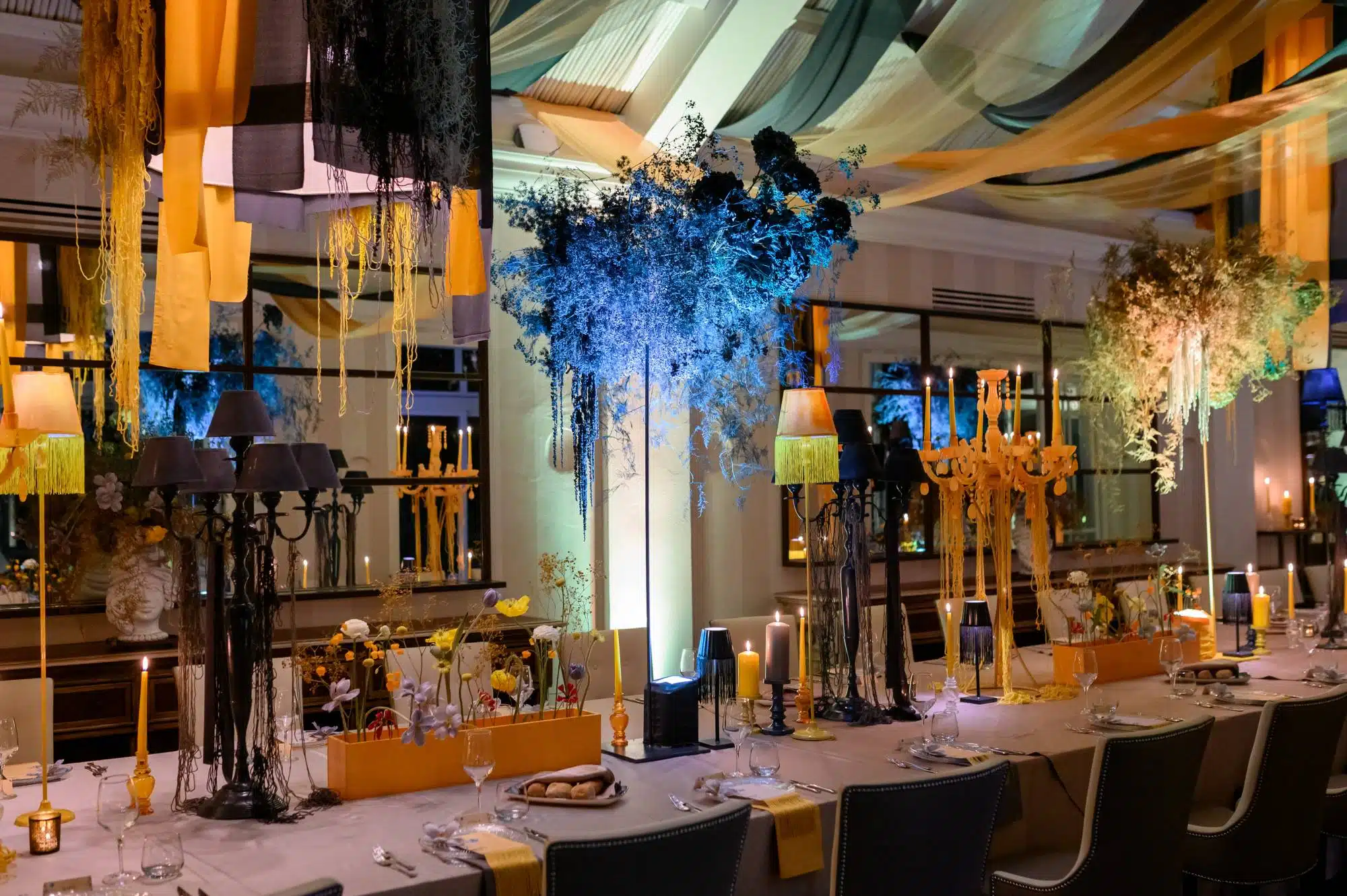 Fiocco di decorazioni floreali e luminose per matrimonio elegante, con candee, plafoniere, e centrotavola di stile sofisticato, perfetto per eventi e wedding planner.