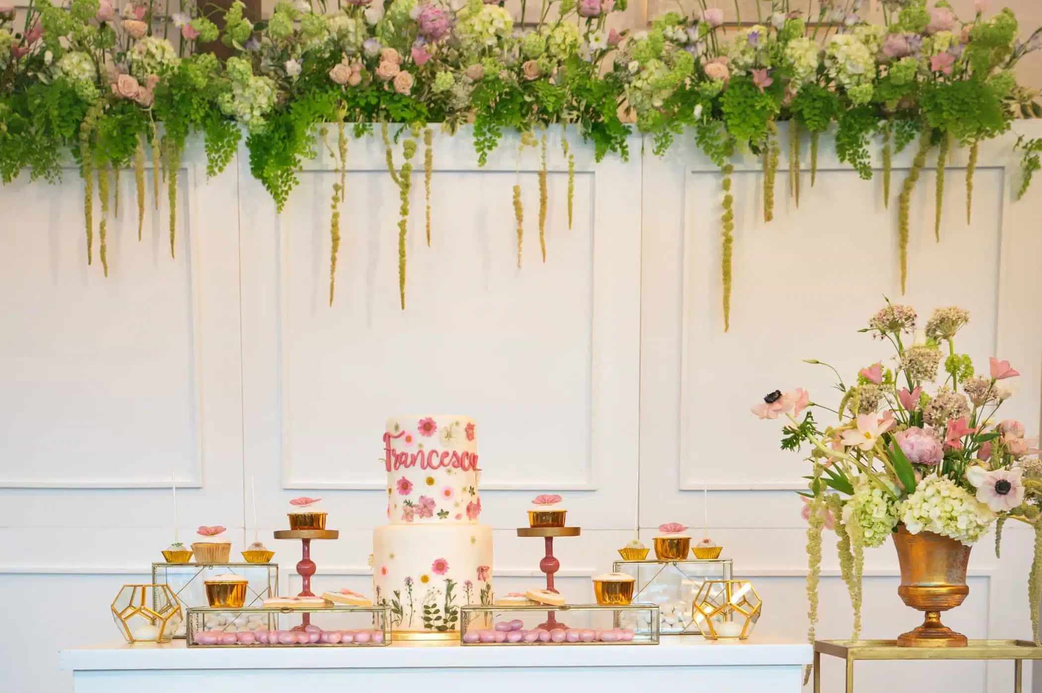 Elegante decorazione di wedding cake con fiori freschi e tocco personalizzato, creata da Chiara B Events Wedding Planner per matrimoni raffinati e indimenticabili.