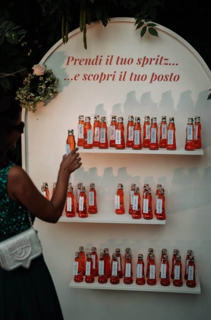 Prendi il tuo spritz personalizzato per matrimoni e eventi con ChiaraB Events, wedding planner specializzata in allestimenti eleganti e servizi esclusivi in Italia.