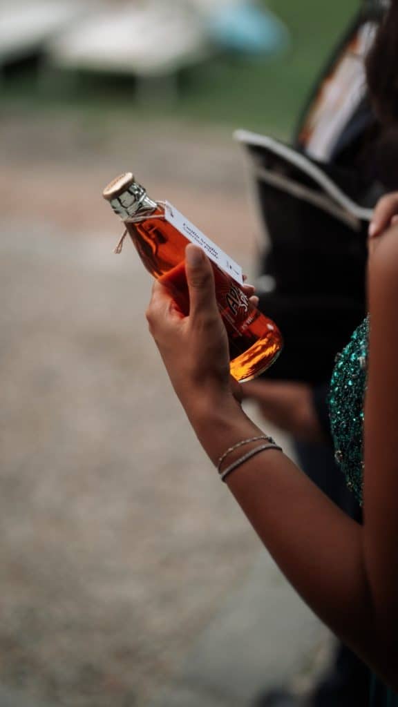 Vetro di liquore con etichetta, dettaglio di un brindisi elegante per eventi e matrimoni di classe.