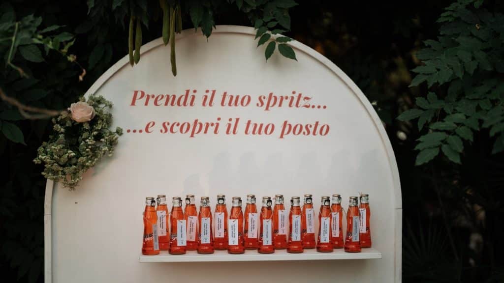 Birra aromatizzata ai fiori, decorata con fiori freschi, allestimento per matrimonio, servizio di wedding planner, evento elegante e personalizzato, ChiaraB Events.