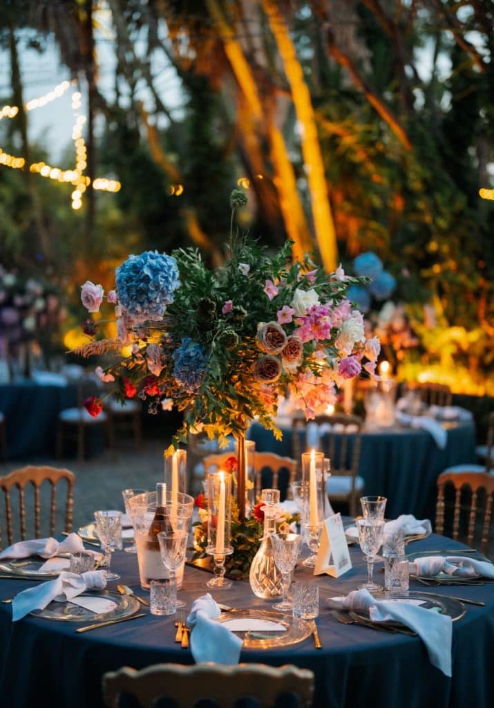 Elegante centro tavola floreale con luci ambientali per matrimoni e eventi di lusso, organizzati da ChiaraB Events Wedding Planner. Perfetta soluzione per occasioni speciali all'aperto.