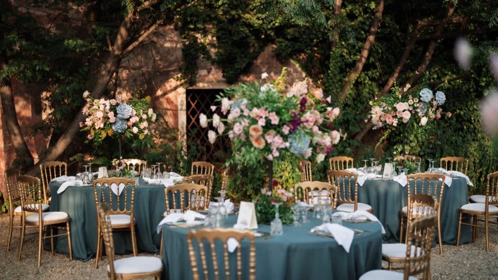 Rinvio floreale per evento matrimonio, decorazioni eleganti con fiori primaverili, allestimento outdoor, pianificazione eventi ChiaraB Events, wedding planner professionista, allestimenti esclusivi, atmosfera romantica, location da sogno, cura dei dettagli.