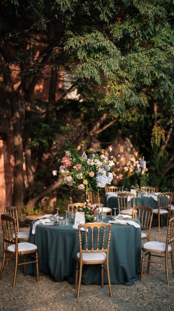 Rustic wedding reception outdoor con tavoli eleganti, decorazioni floreali di alta qualità e atmosfera romantica, organizzata da ChiaraB Events Wedding Planner.