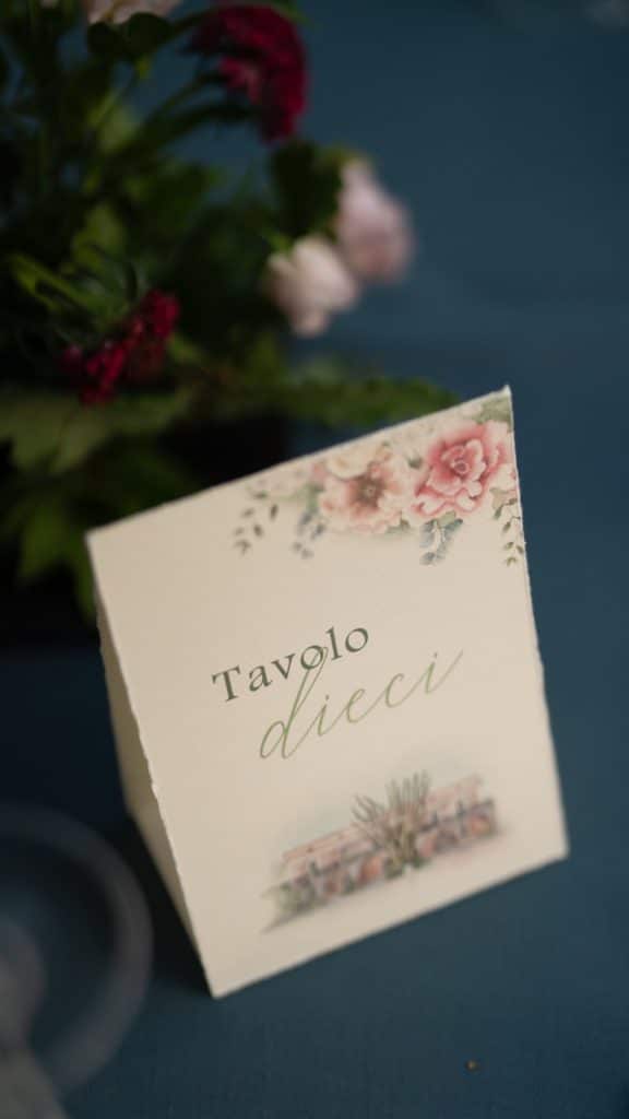Bambini al settimo cielo in una decorazione di matrimonio romantica con fiori e dettagli eleganti.