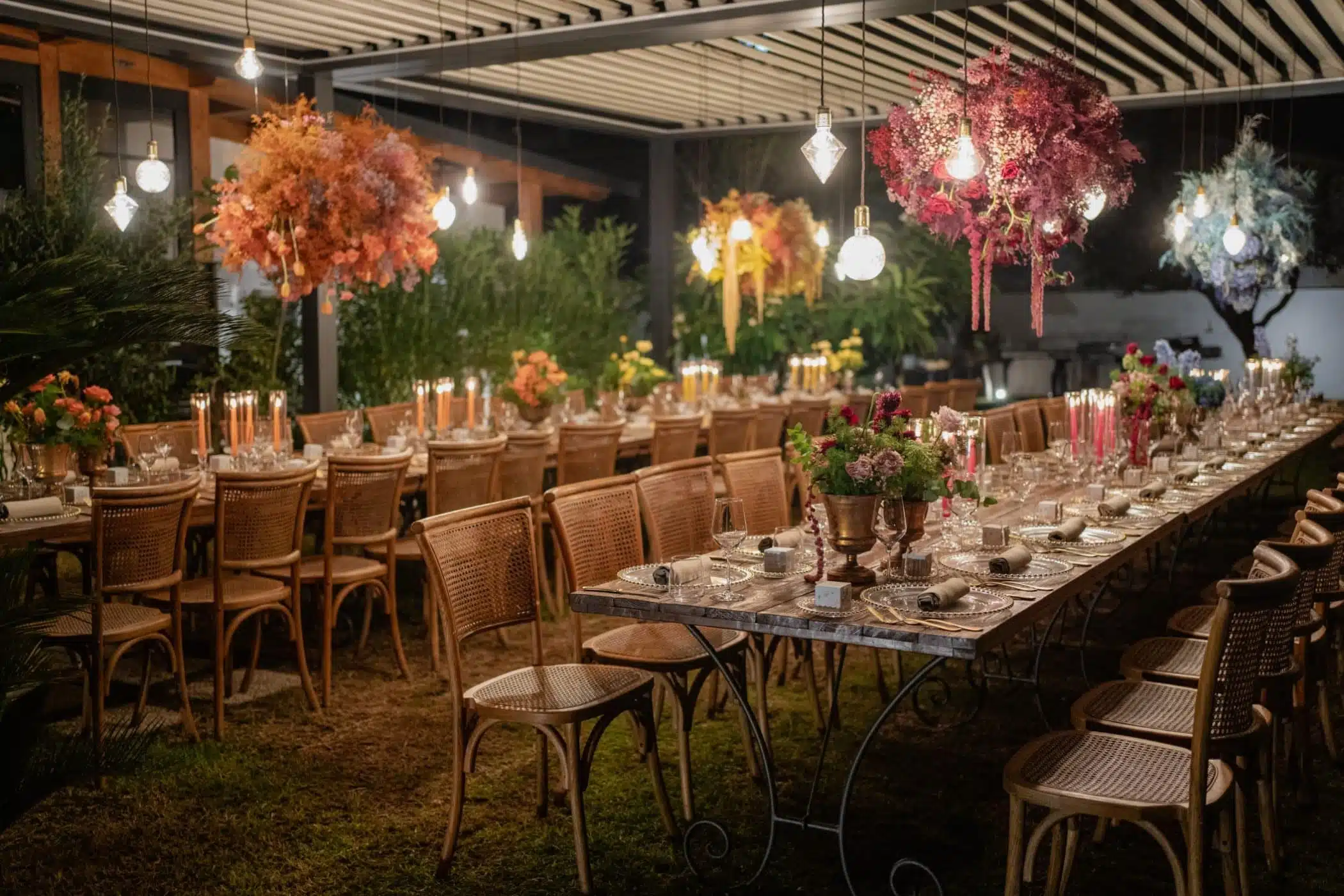 Illuminazione da matrimonio con decorazioni floreali e luci sospese, allestimento elegante per eventi nuziali all'aperto, servizio di wedding planner professionale da ChiaraB Events.