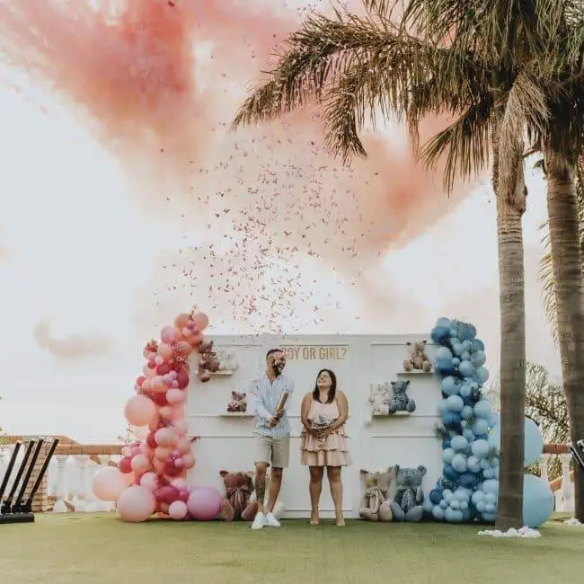 Balloon decor wedding, exciting outdoor event with pink and blue balloons, scenography for children's parties, professional wedding planner ChiaraB Events.