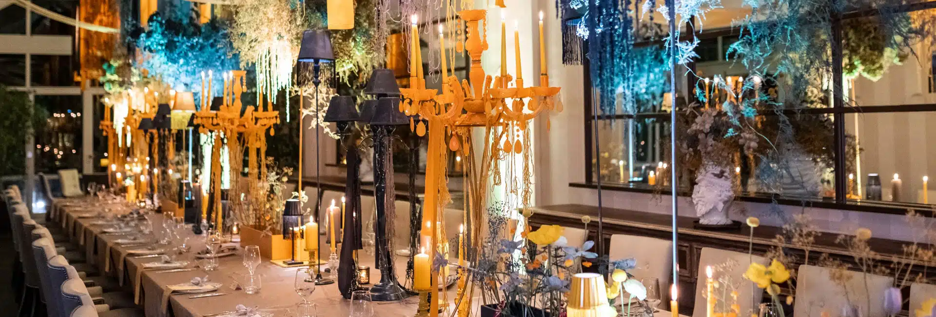 Elegante allestimento di matrimonio con candelabri decorati in giallo e nero, atmosfera romantica e luminosa, perfetto per wedding planner e eventi speciali.