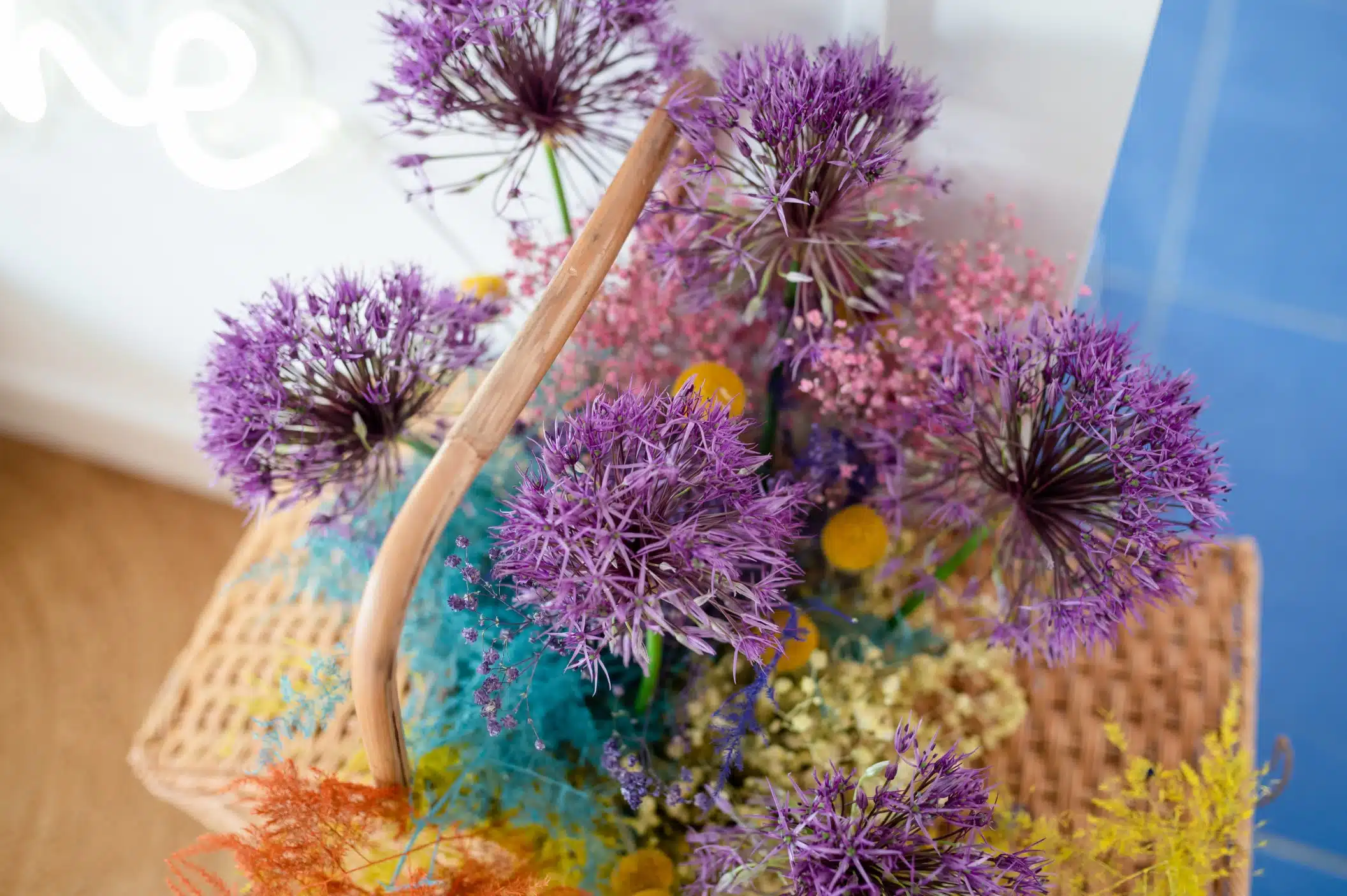 Flores coloridas num cesto de vime, perfeitas para casamentos e eventos religiosos Chiara B Events Wedding Planner.