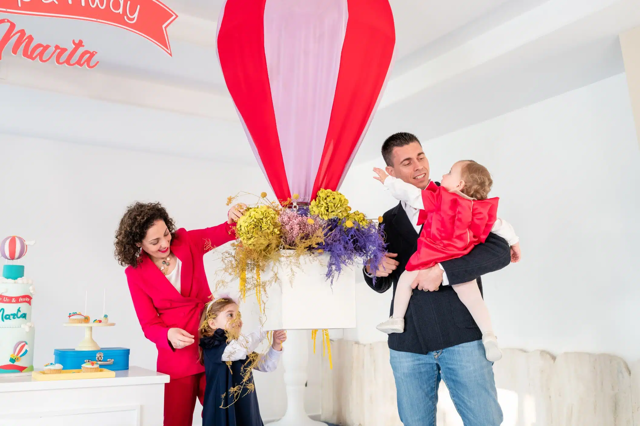 Balloon decor per feste di compleanno e eventi speciali, servizi di wedding planner e organizzazione matrimoni, ChiaraB Events, eventi personalizzati, pianificazione eventi, servizio completo di wedding planning, professionisti eventi, decorazioni creative, allestimenti matrimoni.