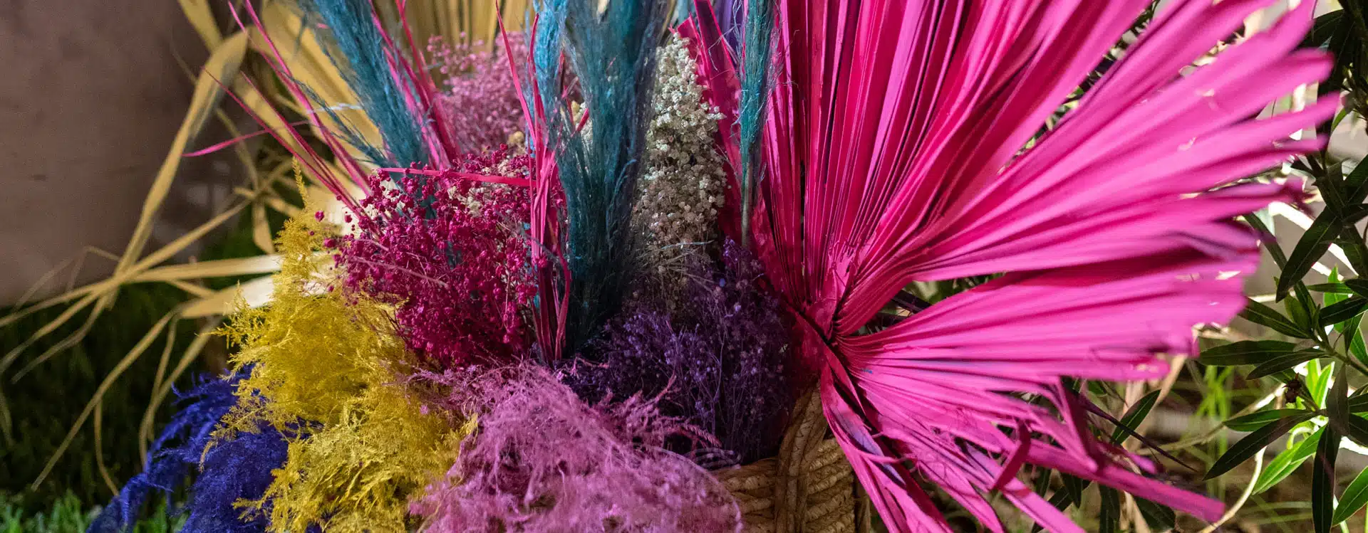 Colori vivaci e composizione floreale esclusiva per wedding planner ChiaraB Events, creazioni originali per matrimoni e occasioni speciali.