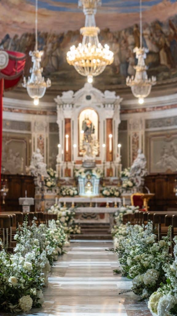 Elegante chiesa decorata per matrimonio con fiori bianchi, atmosfera romantica e dettagli classici, pianificata da ChiaraB Events, esperta wedding planner.