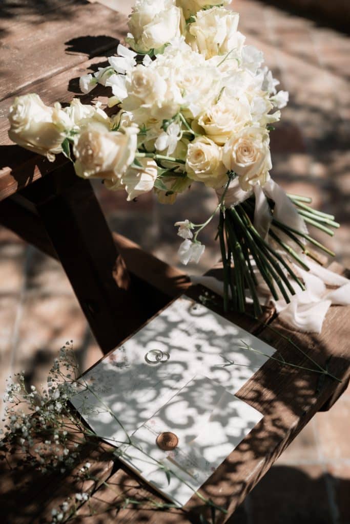 Bouquet di rose bianche per matrimonio, decorazioni floreali romantiche, evento organizzato da ChiaraB Events Wedding Planner in Italia.