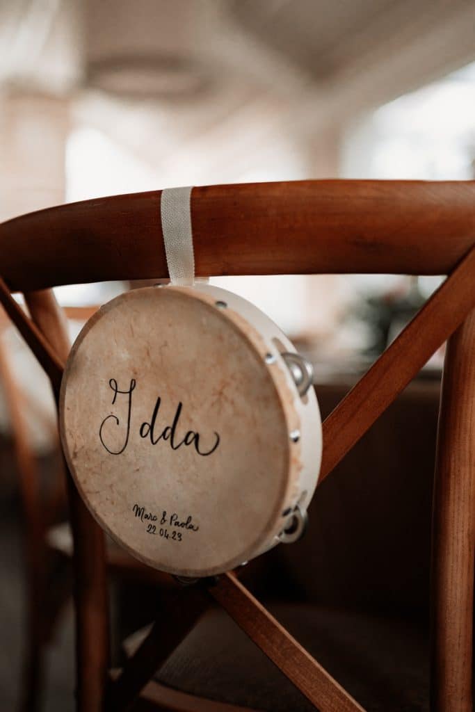 Addobbo matrimonio, segnaposto personalizzato con nome adagiato su sedia in legno, decorazioni wedding planner ChiaraB Events, dettagli eleganti e raffinati per il giorno speciale.