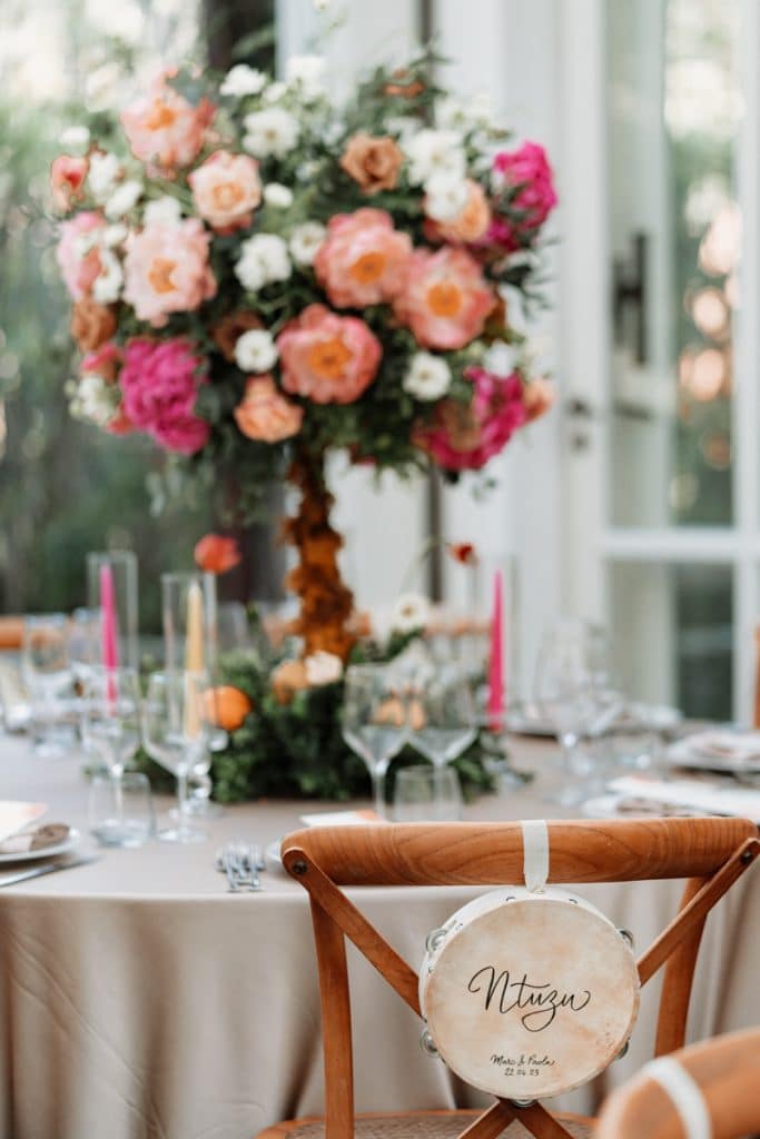 Fioritura elegante con decorazioni floreali per matrimoni, organizzate da ChiaraB Events Wedding Planner che crea ambienti romantici e raffinati per occasioni speciali in Italia.