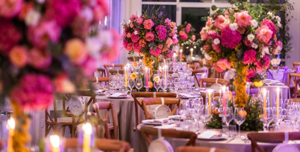 Viva eleganza matrimonio con allestimenti floreali colorati, tavoli raffinati e illuminazione romantica, perfetti per eventi nuziali indimenticabili, organizzati da ChiaraB Events, wedding planner di fiducia.