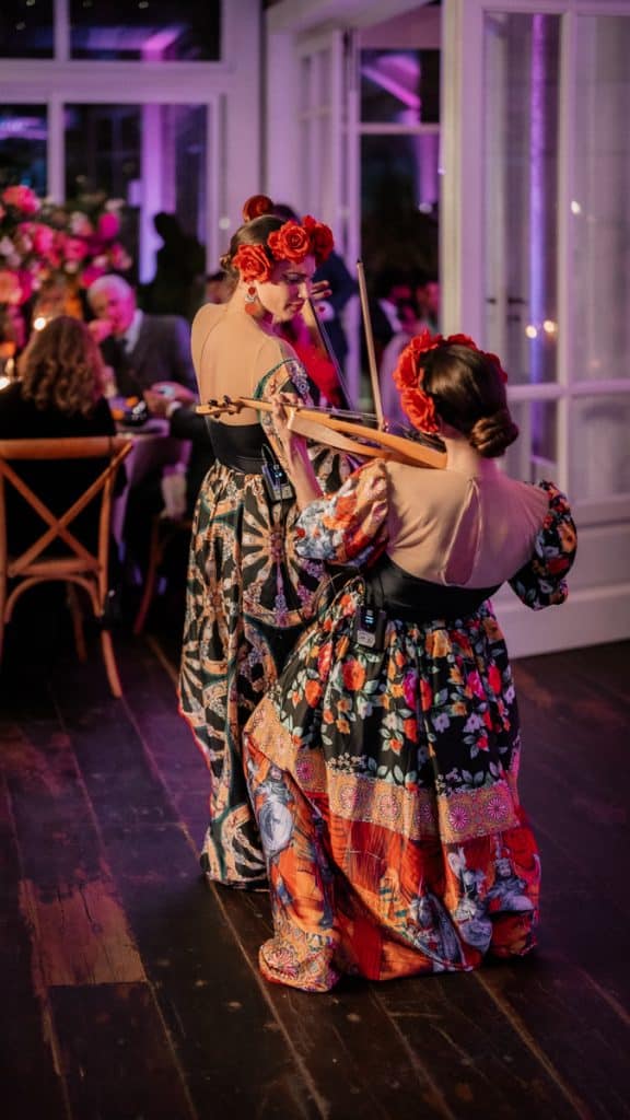 Fiore artistico floreale con abiti tradizionali spagnoli, performance di flamenco, atmosfera elegante e raffinata, evento di wedding planning e cerimonie creative, ChiaraB Events Wedding Planner.