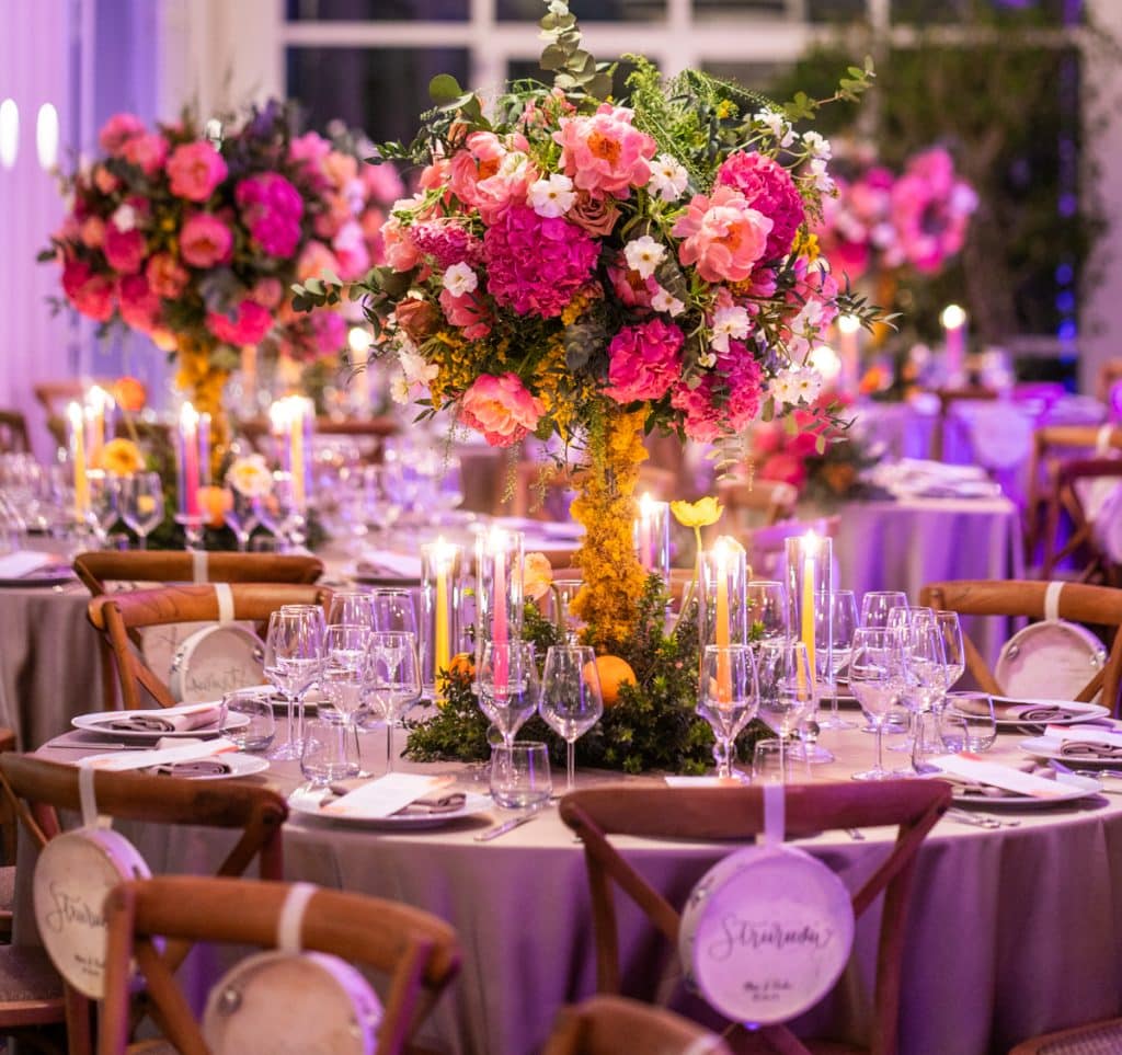 Fiori floreali rosa e bianco come centrotavola di matrimonio, decorazioni romantiche e eleganti, organizzate da ChiaraB Events Wedding Planner per eventi esclusivi.