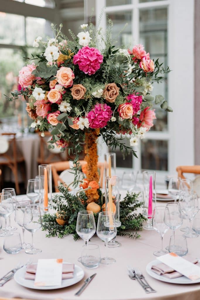 Fiore centrale matrimonio con composizione floreale rosa e beige, decorazioni eleganti per evento nuziale, allestimento floreale per matrimonio, wedding planner ChiaraB Events, allestimenti per matrimoni raffinati.