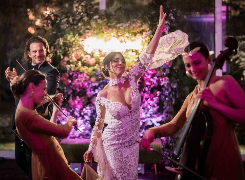 Elegante sposa che danza al matrimonio, accompagnata da musica dal vivo, con decorazioni floreali e atmosfere romantiche, organizzate da ChiaraB Events Wedding Planner.