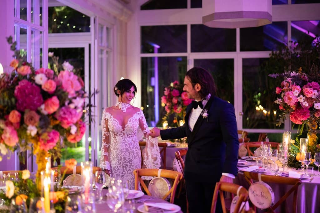 Elegant matrimonio in una location esclusiva, decorazioni floreali colorate e atmosfera romantica, pianificazione professionale di Chiara B Events Wedding Planner, evento indimenticabile.