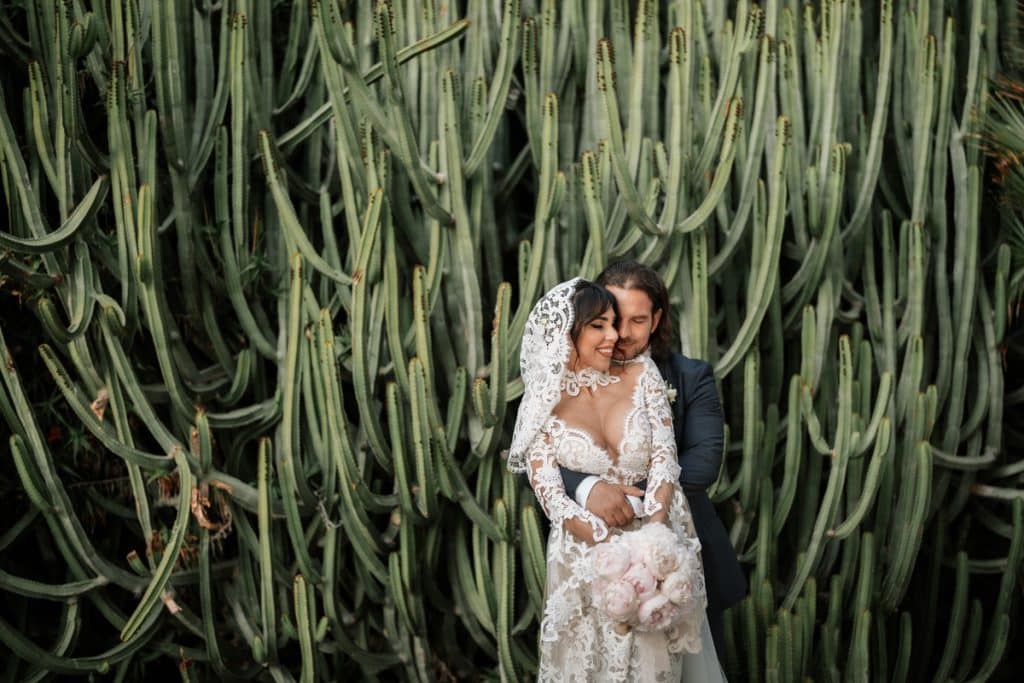 Anima sposi davanti a cactus, foto di matrimonio elegante e romantica, pianificata da Chiara B Events Wedding Planner, in un ambiente naturale e unico.