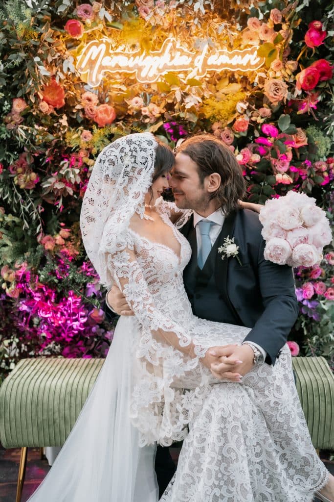 Matrimonio romantico con decorazioni floreali e atmosfera intima, organizzato da Chiara B Events, wedding planner specializzata in allestimenti eleganti e originali per matrimoni da sogno in Italia.