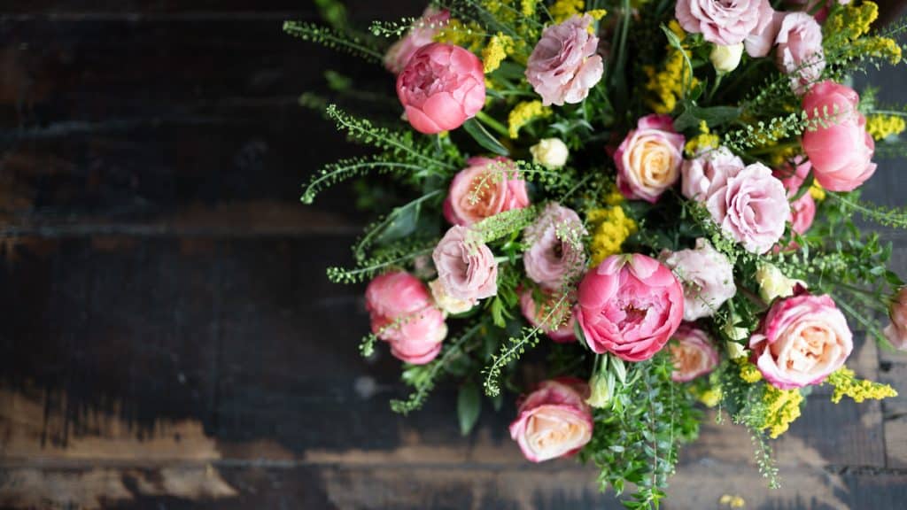Bouquet di fiori romantici con rose rosa e fiori gialli, decorazione floreale per matrimoni ed eventi eleganti, allestimenti wedding planner ChiaraB Events.