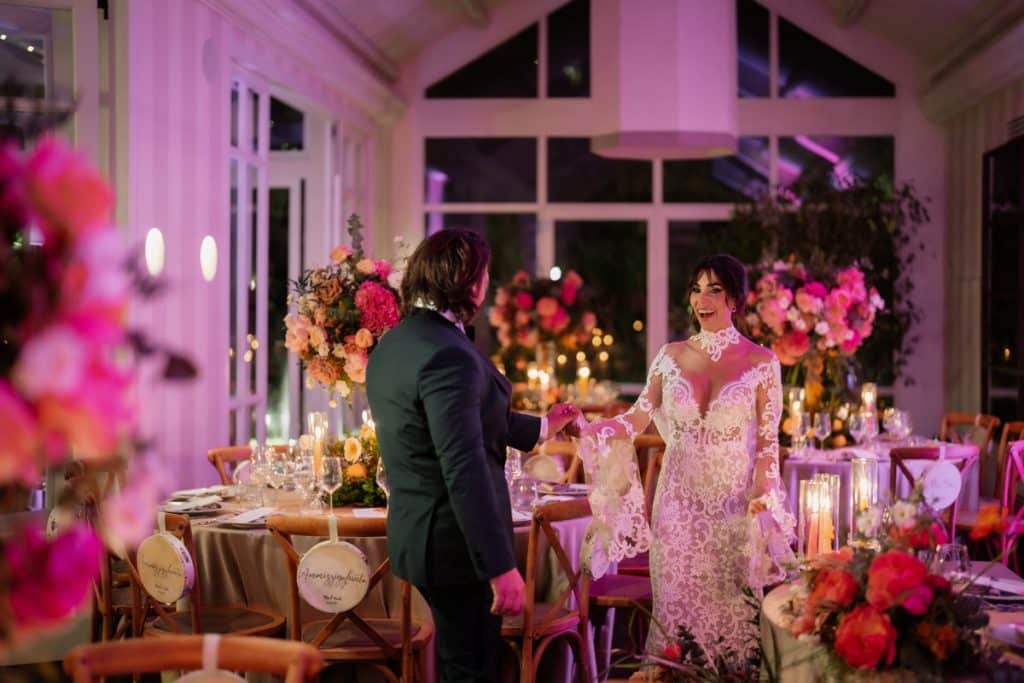 Matrimonio elegante all'aperto con decorazioni floreali e atmosfera romantica, pianificato da ChiaraB Events Wedding Planner. Perfetto per un matrimonio da sogno.