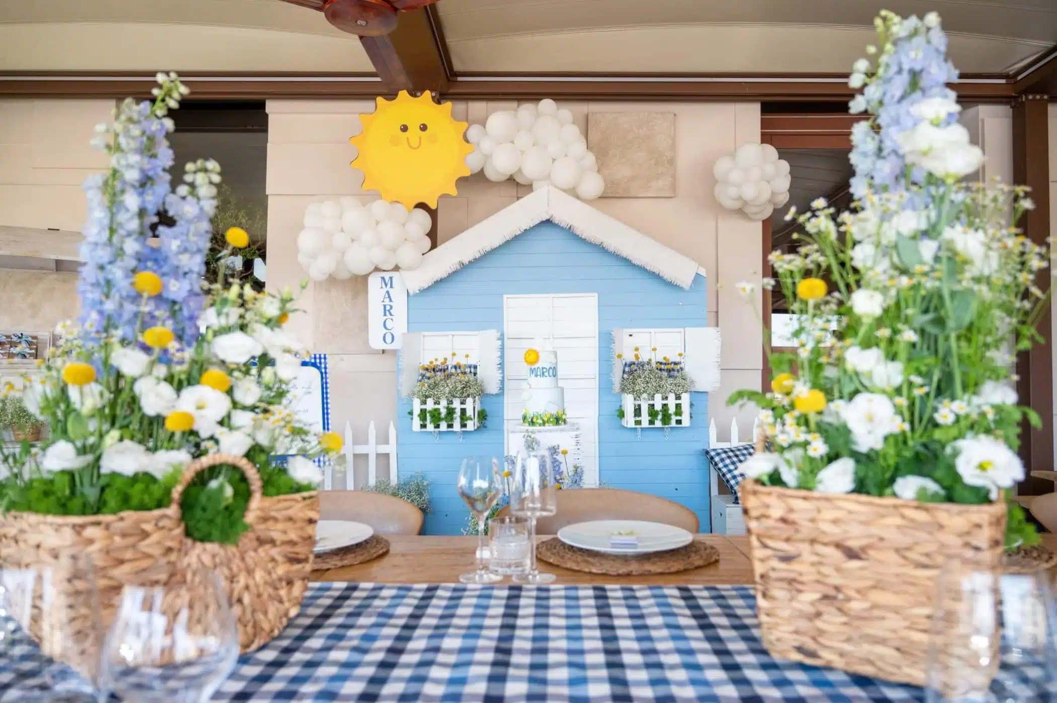 Decorazione matrimonio tema casetta azzurra con fiori freschi e dettagli colorati per eventi nuziali perfetti.