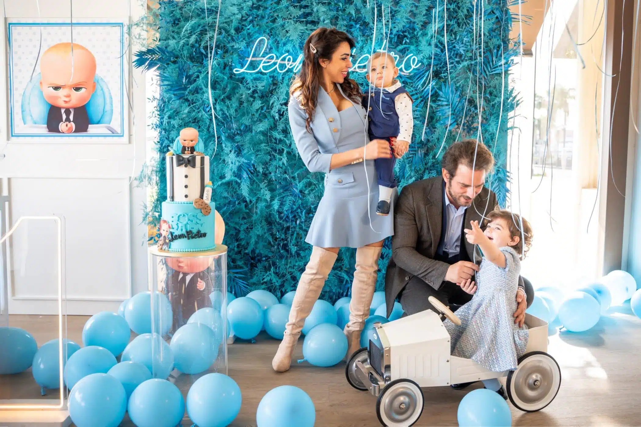 Cartella-eventi-battesimo-baby-shower-bambini, bambino che si diverte con famiglia decorazioni blu, evento speciale per bambini, pianificatore matrimoni e eventi, ChiaraB Events Wedding Planner.