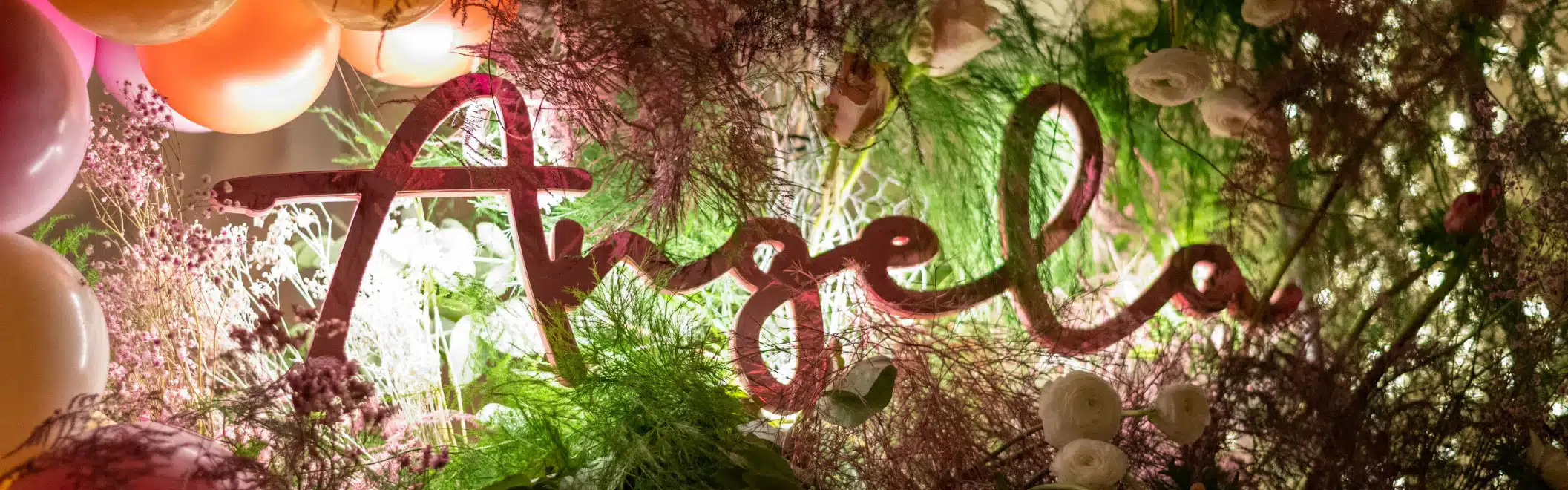 Decorazioni floreali con luci soffuse per wedding planner e eventi speciali - Chiara B Events.