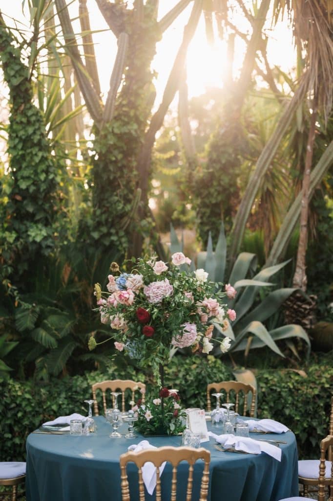 Fiorista matrimonio con decorazioni floreali eleganti, allestimento outdoor, stile romantico e raffinato, pianificazione eventi di nozze, servizio wedding planner ChiaraB Events.
