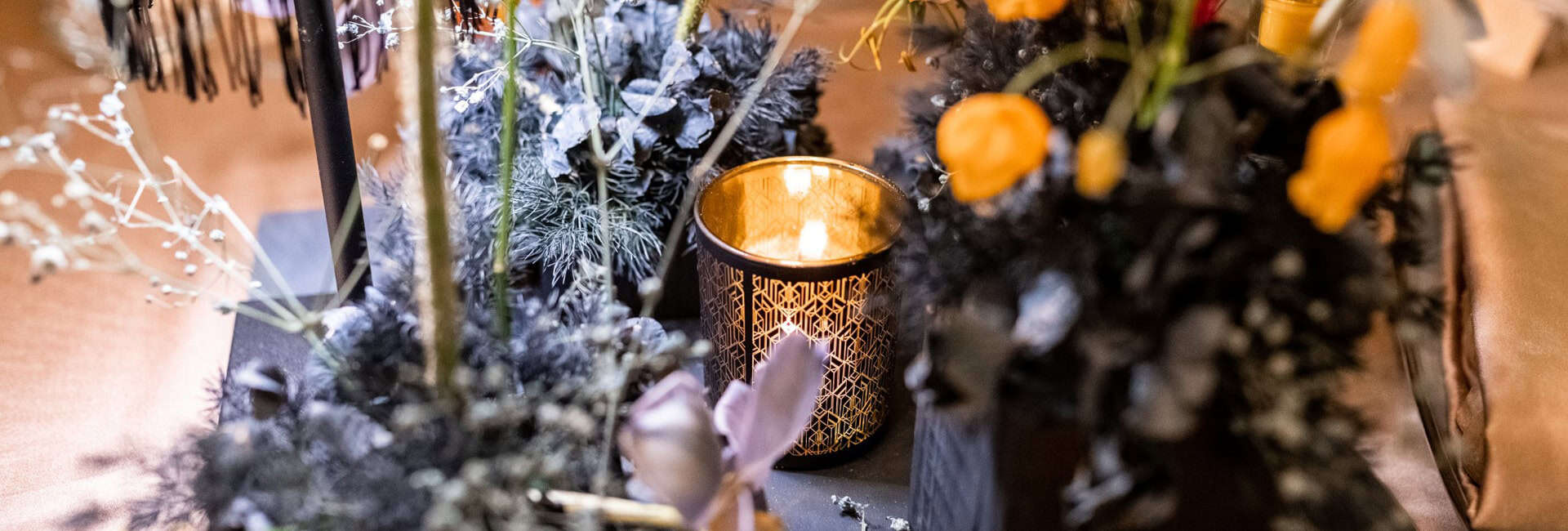 Elegant wedding flowers with a romantic candle, refined flower arrangements and sophisticated details, ideal for wedding planners ChiaraB Events.