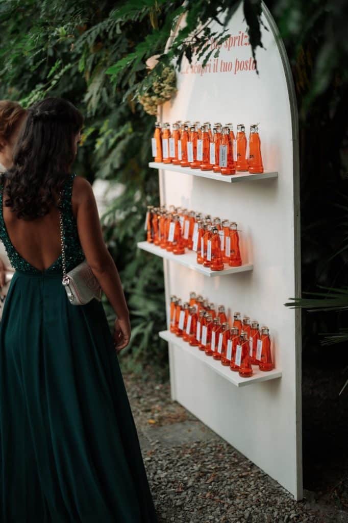 Bottiglie di cocktail raffinate per matrimoni, evento elegante, servizio wedding planner, ChiaraB Events, decorazioni di nozze, allestimenti floreali, pianificazione matrimonio, organizzazione evento esclusivo, servizio catering per matrimoni, assistenza wedding planner.