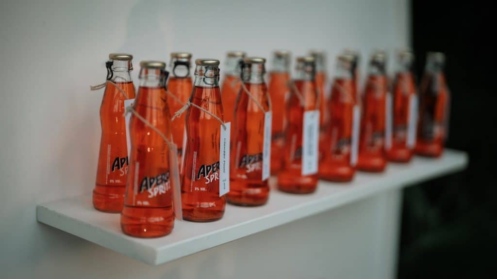 Aperitivo con bottiglie di soda alla vaniglia, perfette per eventi e matrimoni, allestimento elegante e moderno.