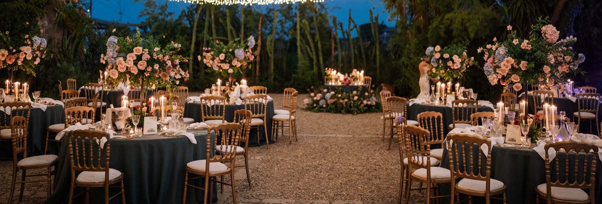 キアラブ・イベンツ・ウェディング・プランナーが企画した、花とキャンドルで飾られたエレガントな屋外ウェディング・イベント。