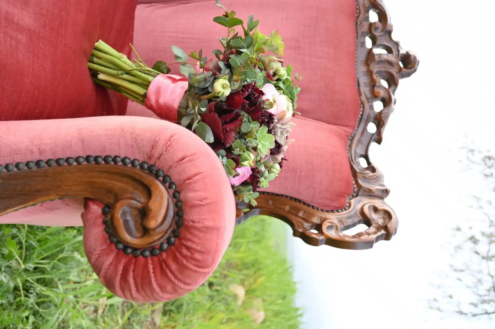 Sedie stile vintage con velluto rosa e dettagli in legno intagliato, ideale come arredo per matrimoni romantici e anche come elemento fotografico per wedding planning e bridal styling.