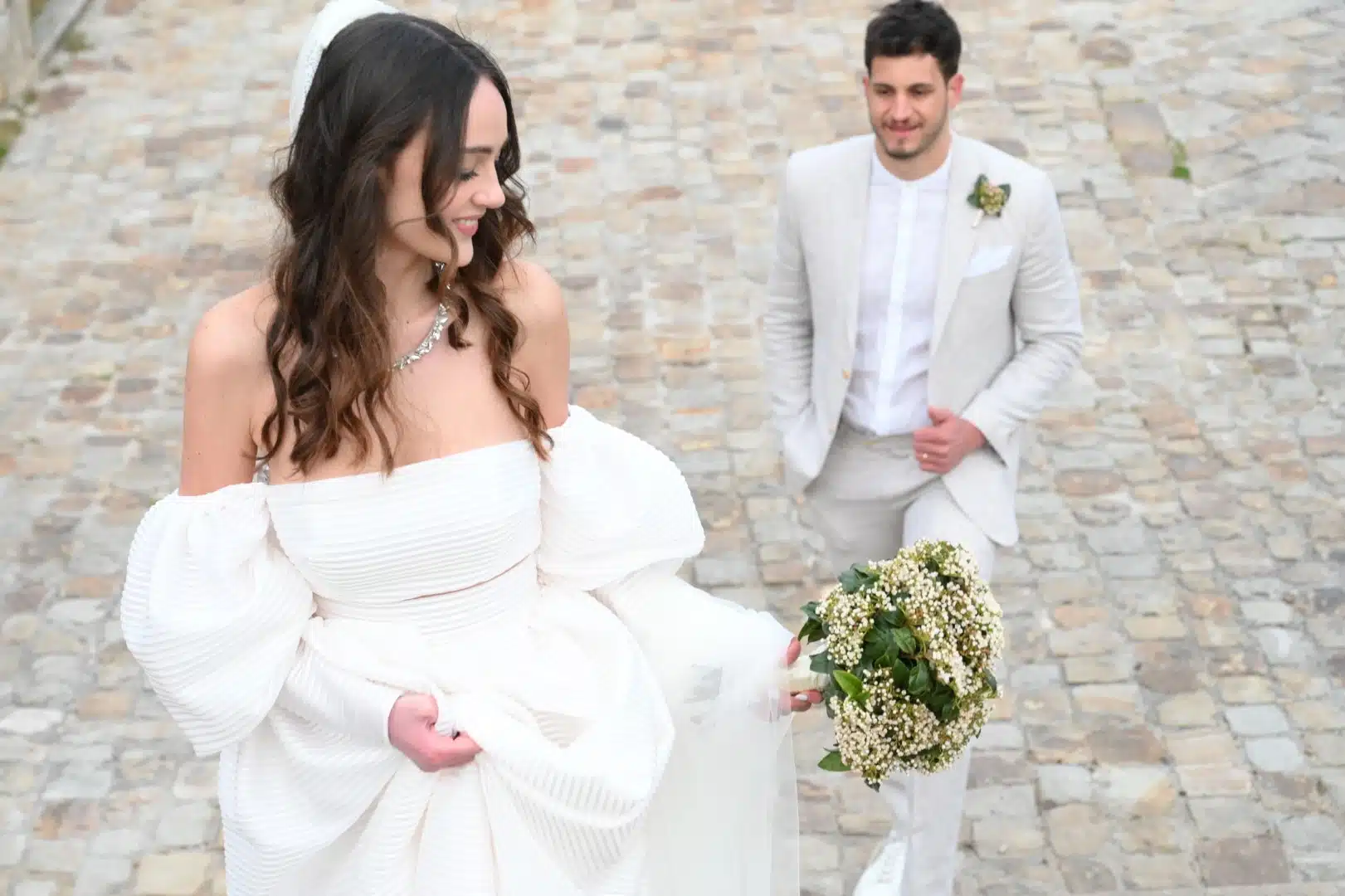 Bryllupsfotografering med et lykkeligt par, bruden i hvid kjole og blomst i hænderne, elegant bryllup, bryllupsplanlægning, ChiaraB Events Wedding Planner, romantisk sted, luksusbryllupsevent.
