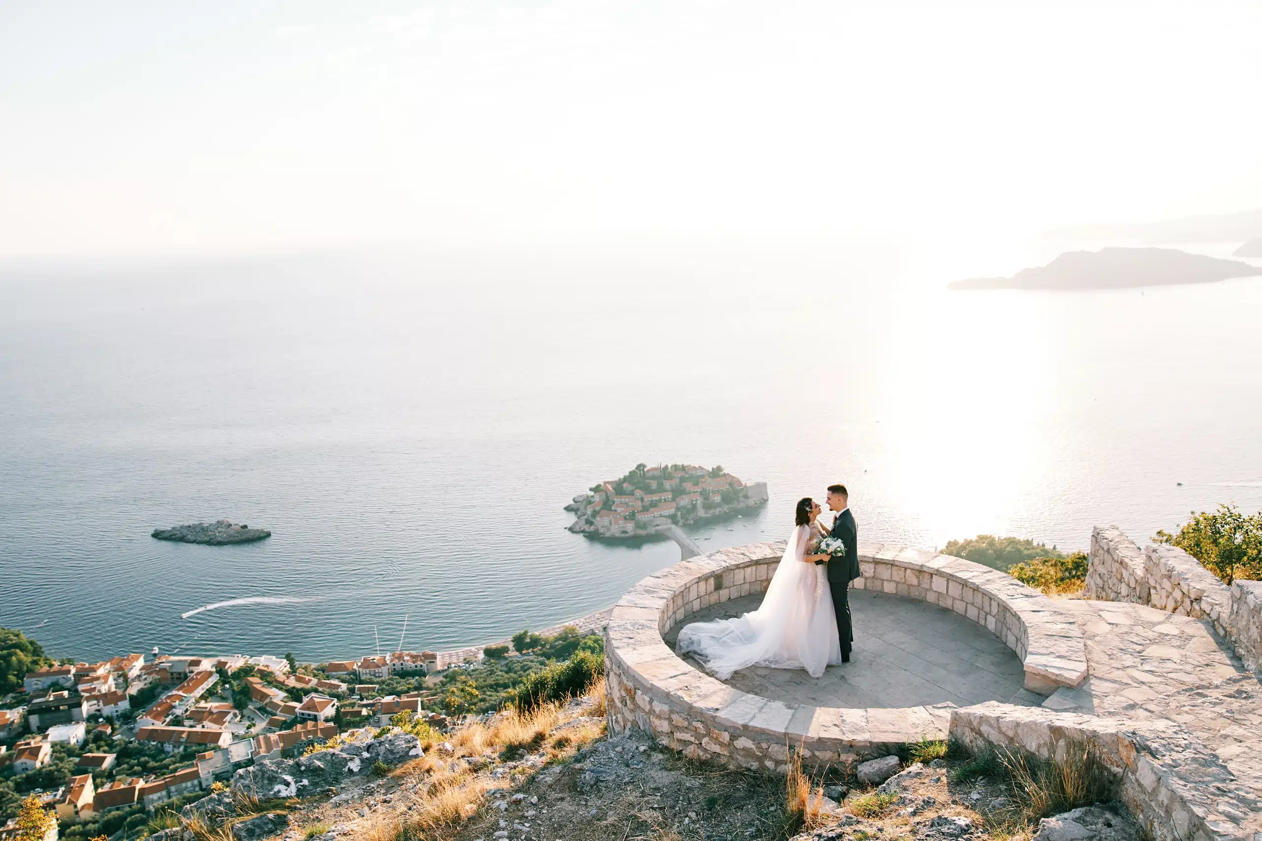 Serenata di coppia in location romantica per matrimoni, comax di wedding planner ChiaraB Events, vista mare in Italia.