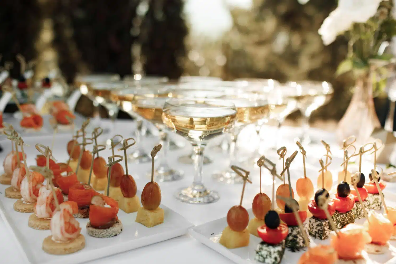 Delizie finger food e cocktail in evento di matrimonio all'aperto, organizzato da ChiaraB Events Wedding Planner, con eleganti drink e antipasti su barca in chiave glamour.