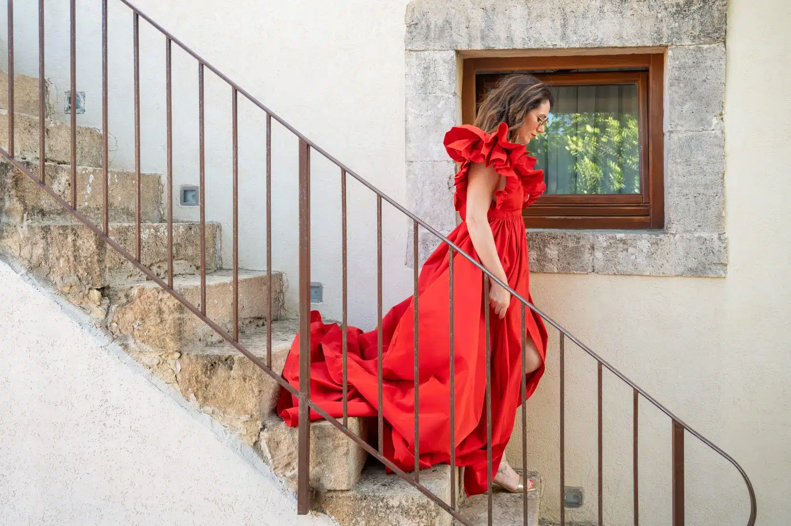 Red wedding dress and red carpet in an elegant setting, wedding planning service, ChiaraB Events, wedding organisation, sophisticated style, exclusive ceremony, atmospheric location, fashion wedding.