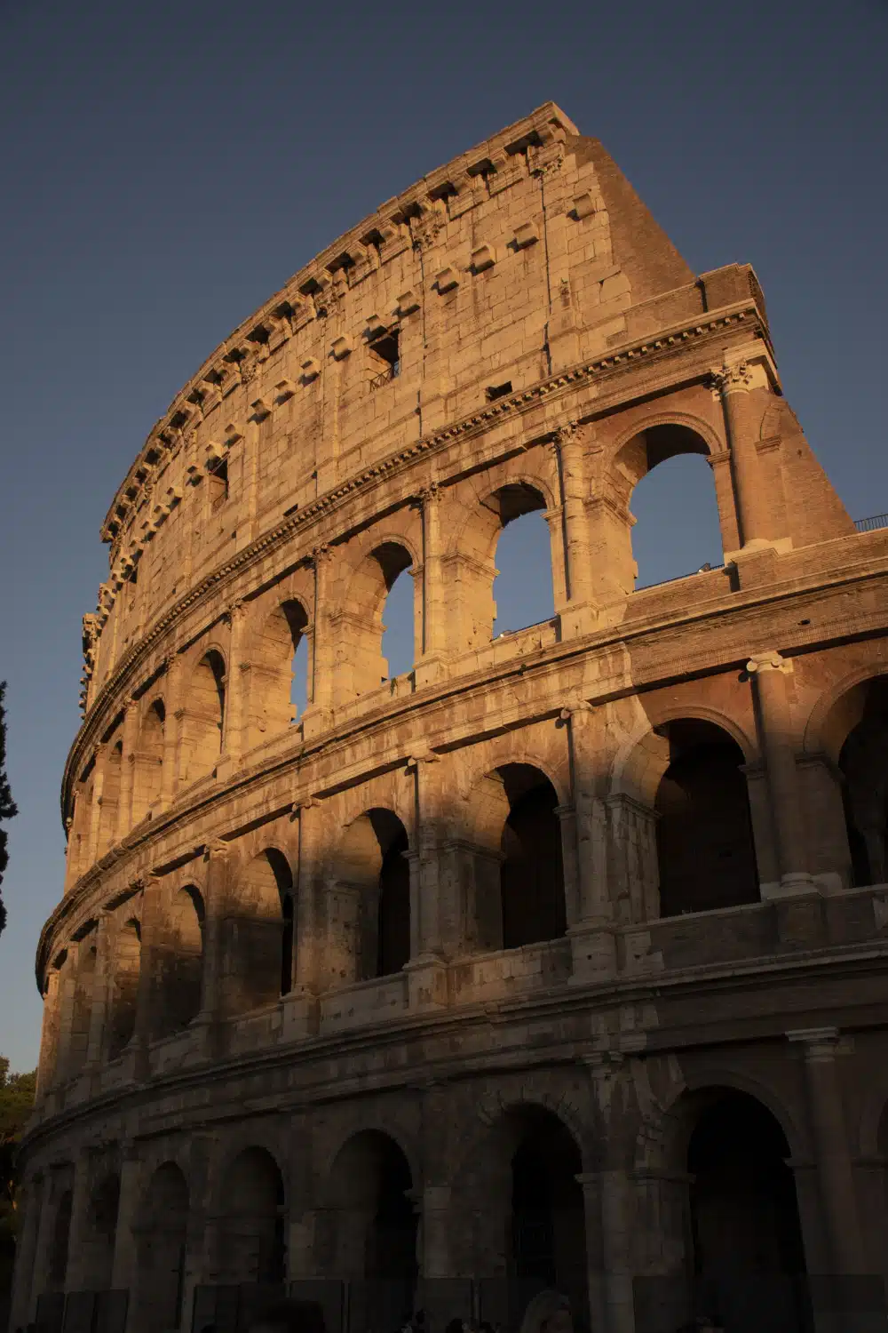 Ruinas del Coliseo en Roma durante el atardecer, lugar emblemático para ceremonias de boda y eventos especiales en Italia.