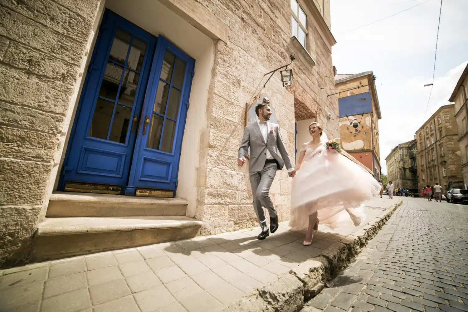 Glade brudepar, der går hånd i hånd ned ad gaden i romantisk stil, bryllupsplanlægning og bryllupsorganisation, Chiara B Eventi, bryllupsevent i Italien.