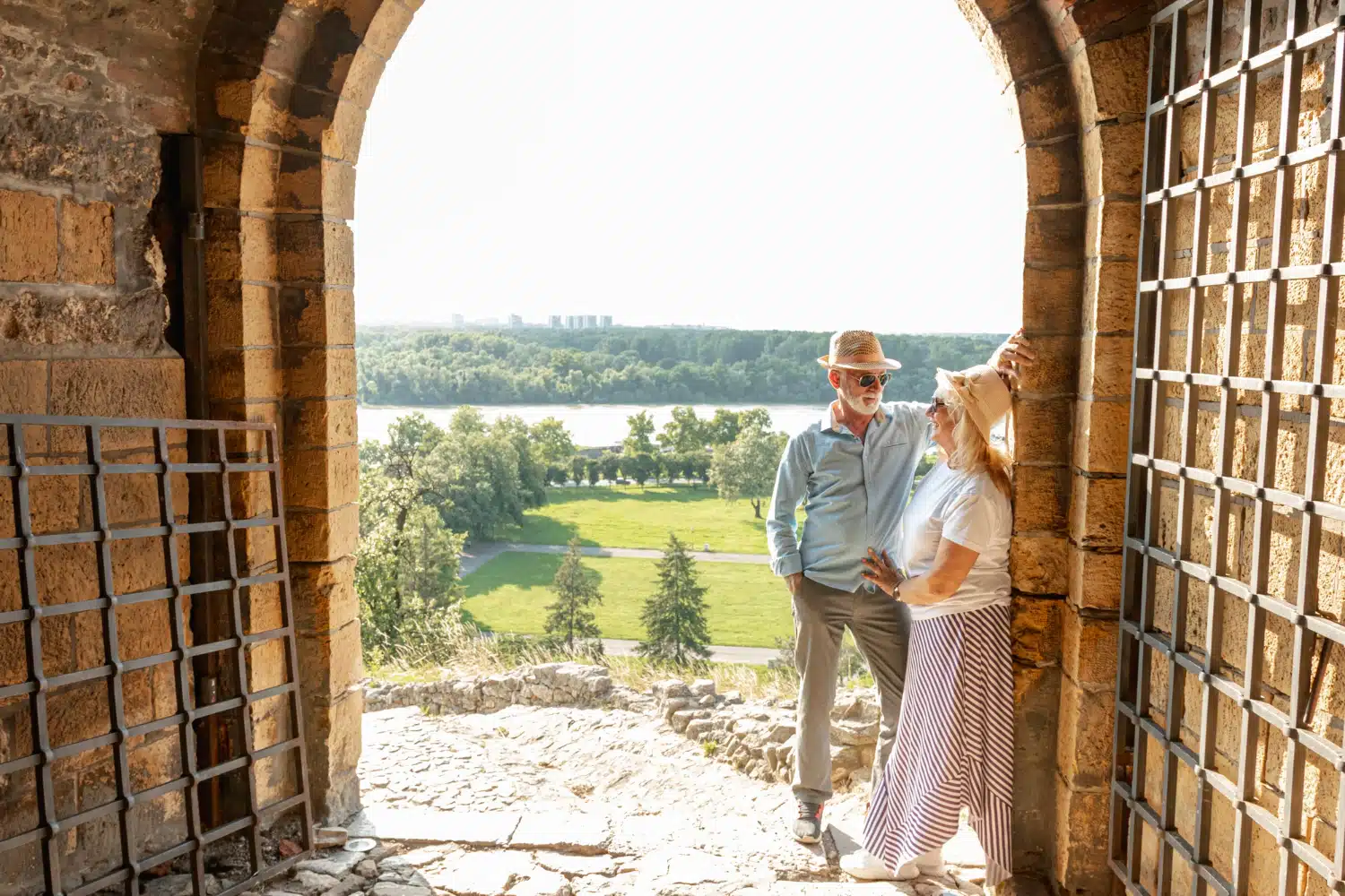 Amici che si godono una vista panoramica su un parco verde dall'ingresso di un castello, perfetto per eventi e matrimoni curati da ChiaraB Events.