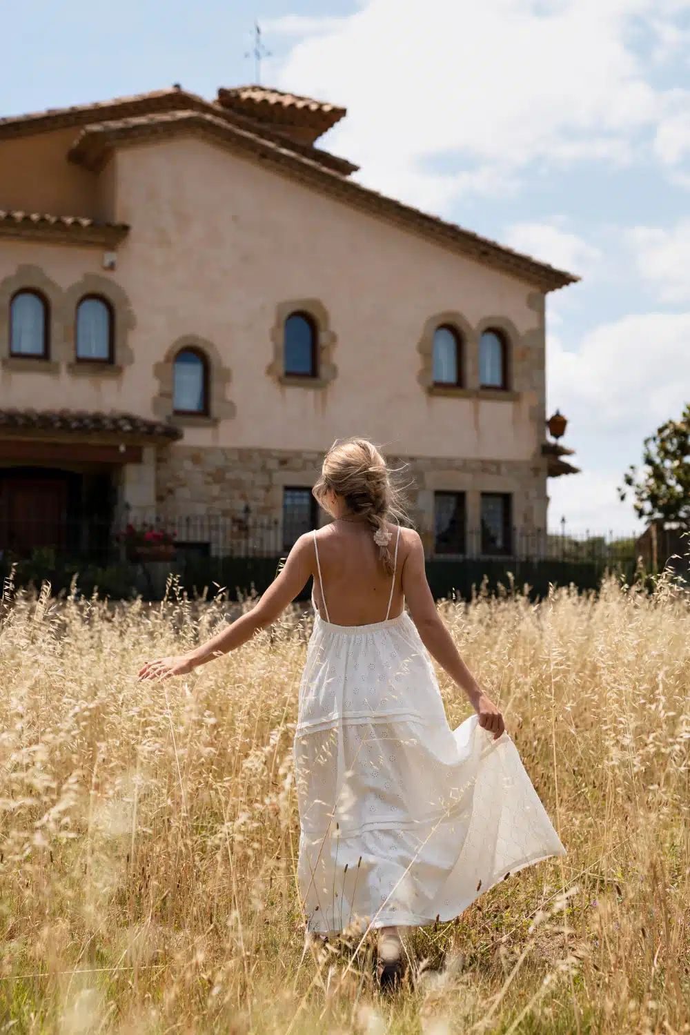 Bryllup i provencalsk stil med brud i boho chic kjole og rustik lokation ChiaraB Events Wedding Planner. bryllupsorganisationstjenester Italien, bryllupsplanlægger, maleriske lokationer.