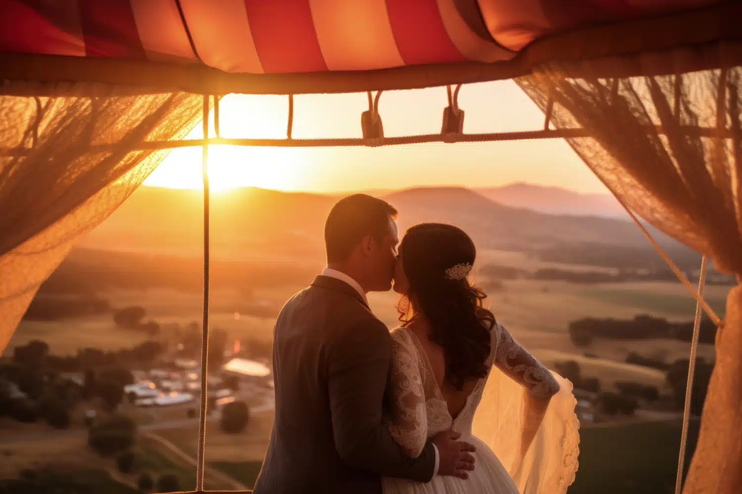 Beijo de casamento com balão ao pôr do sol, cenário romântico, planeamento do casamento, ChiaraB Events wedding planner, casamento ao ar livre, paisagem cénica de Itália, celebração de casamento elegante, casamento de destino, fotografia de um dia especial.