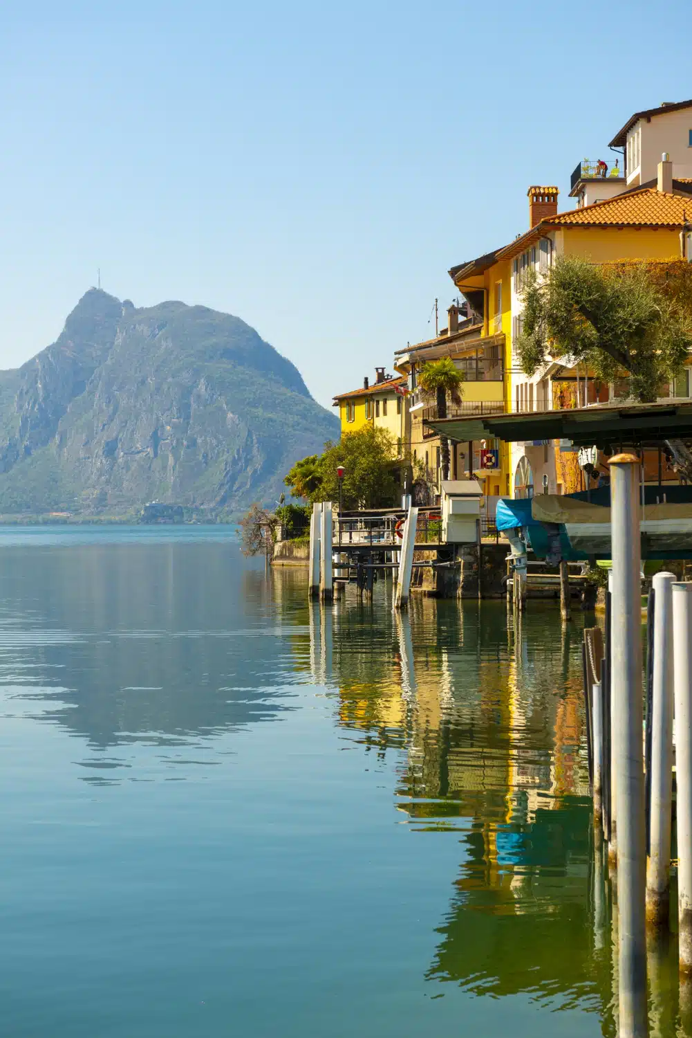 Der Comer See mit seinen bunten Häusern und den Bergen im Hintergrund ist perfekt für Hochzeiten und exklusive Veranstaltungen. Hochzeitsplanung am Comer See mit ChiaraB Events.
